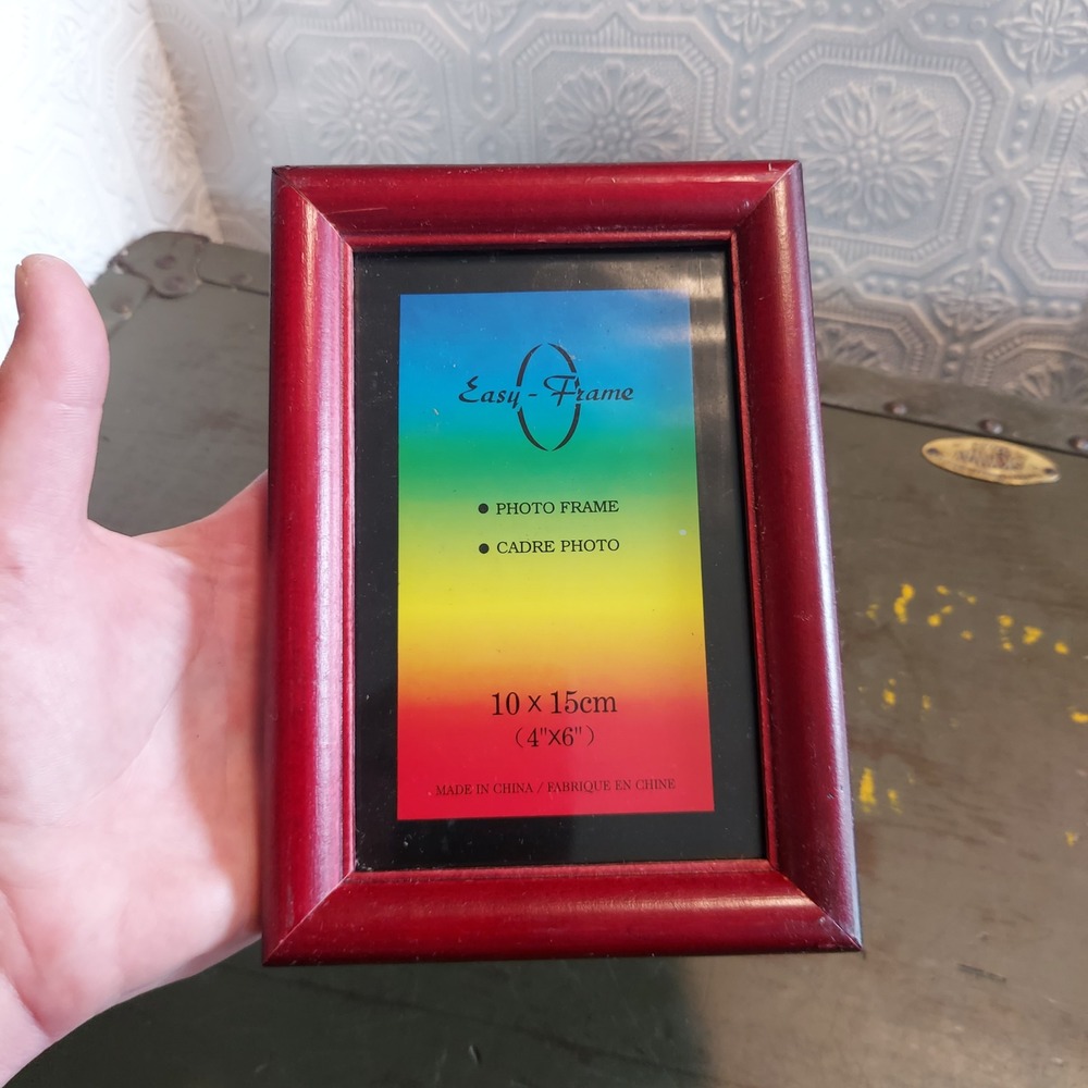 Easy-Frame 4x6 Burgundy Wood Look Photo Frame Beveled Tabletop Display